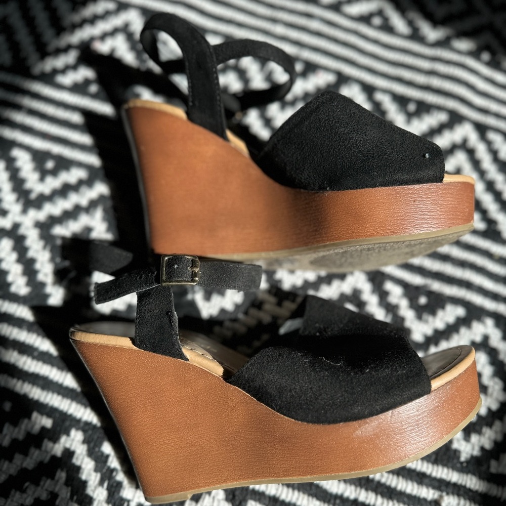 Black and brown wedge heels perfect for summer time!
